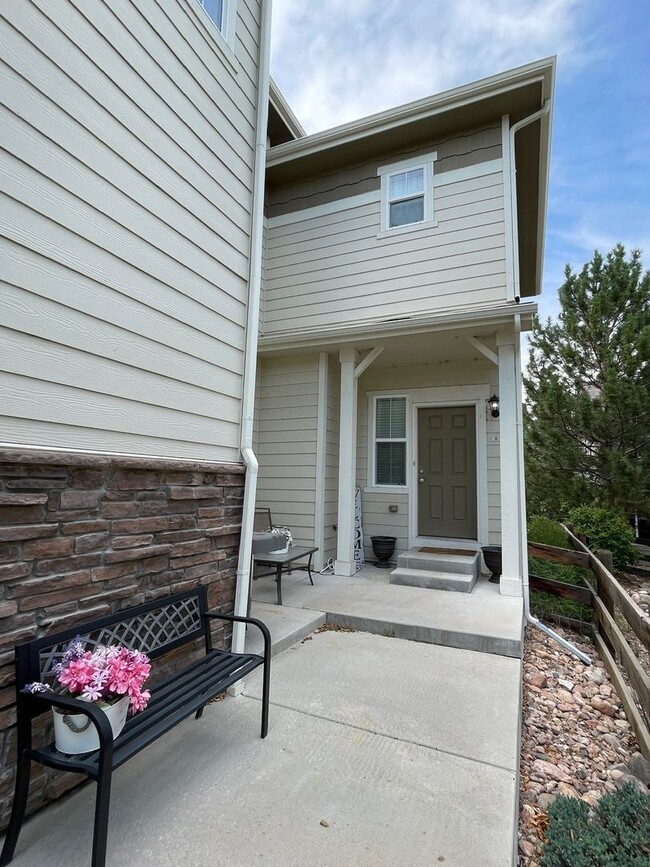 Building Photo - Gorgeous 3 Bed / 2.5 Bath Townhome, 1 Car ...