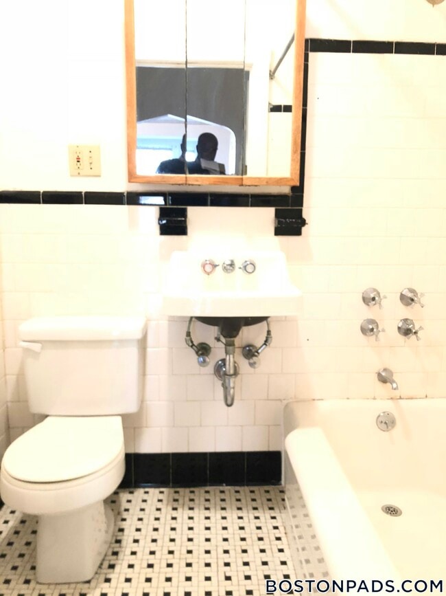 Building Photo - 72 Strathmore Rd