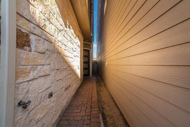 Building Photo - 1608 Water Oak Point Dr