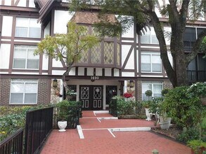 Building Photo - 3690 Inverrary Dr