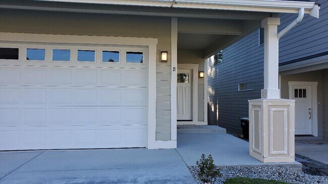 Foto del edificio - 6914 Delaney Ln NE