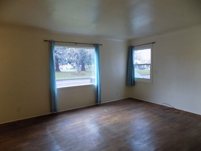Building Photo - Cozy Corner Lot on Hilyard St