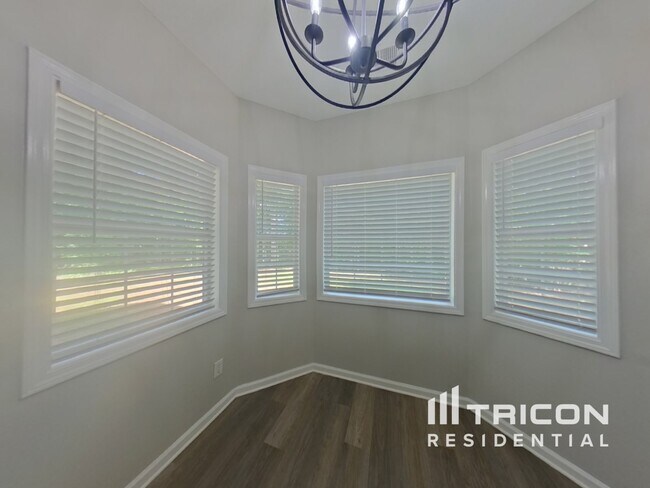 Foto del edificio - 910 Skidway Ct