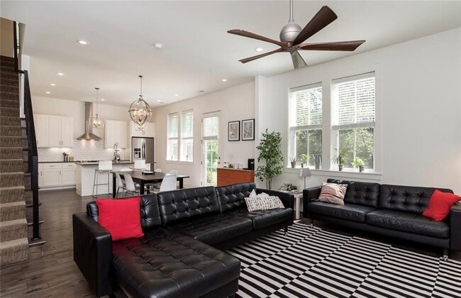 Building Photo - 306 NW H St