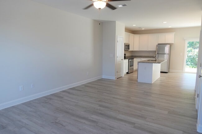 Building Photo - 128 Creekland Wy
