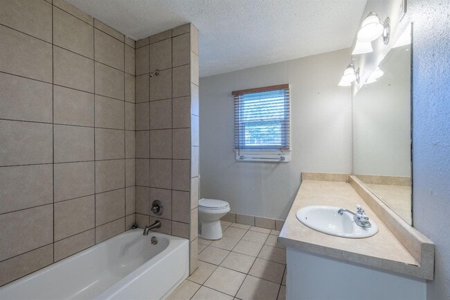 Building Photo - 516 7th St