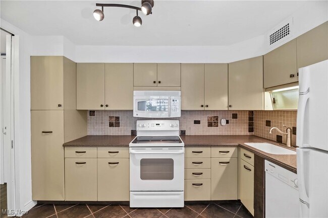 Foto del edificio - 12700 Lake Ave