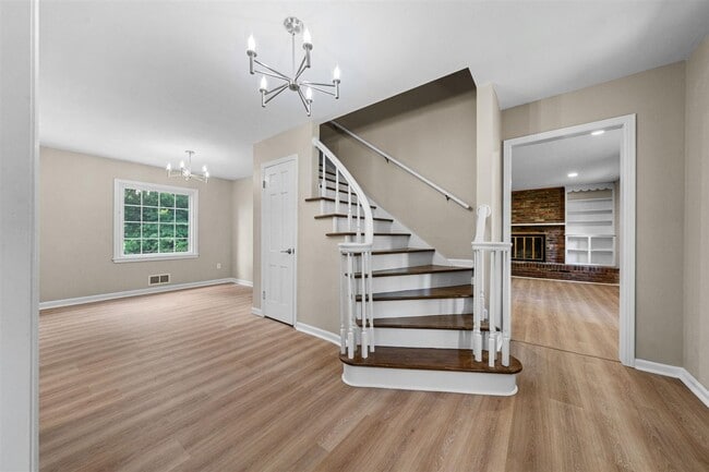 Building Photo - 725 Temple Ct