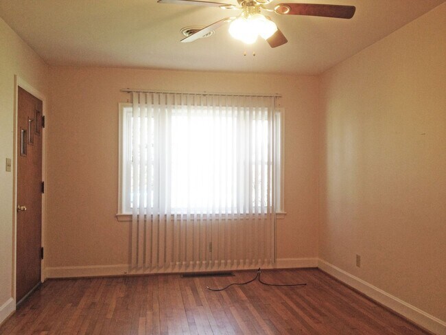 Building Photo - Nice 2 BR Duplex near Southland Drive! HW ...