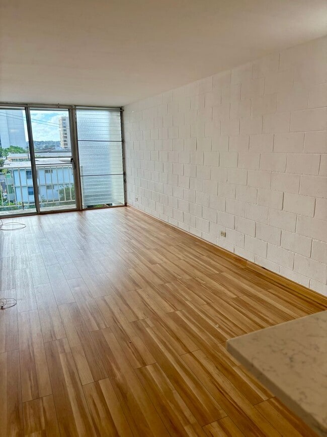 Building Photo - Unfurnished 2 bd, 1 bath 4 floor walk-up w...