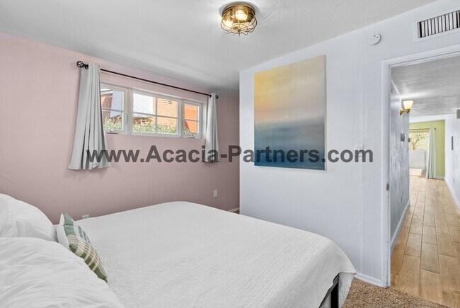 Foto del edificio - One Bedroom with fenced yard