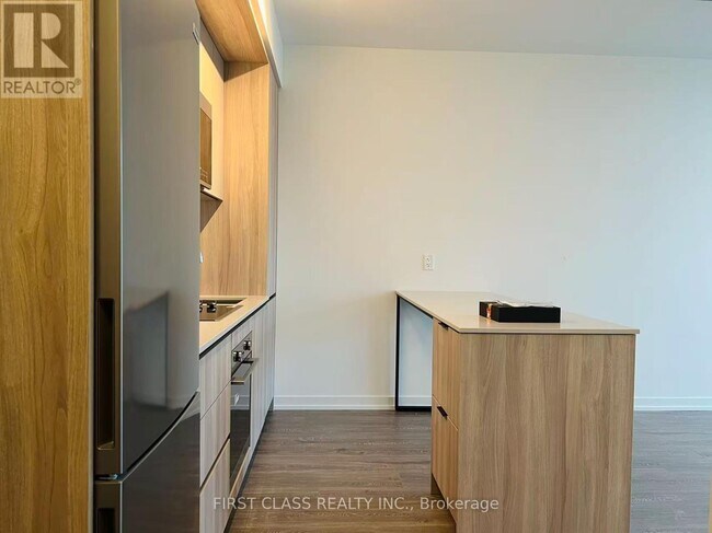 Photo du bâtiment - 2485 Eglinton Ave W