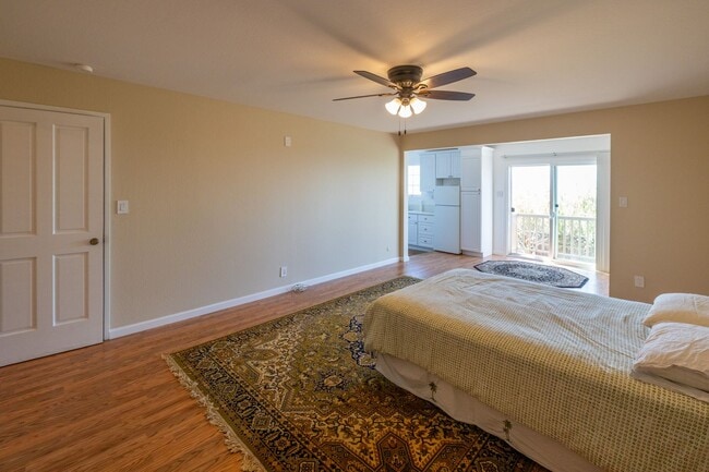 Building Photo - Studio with incredible views of the Bay!