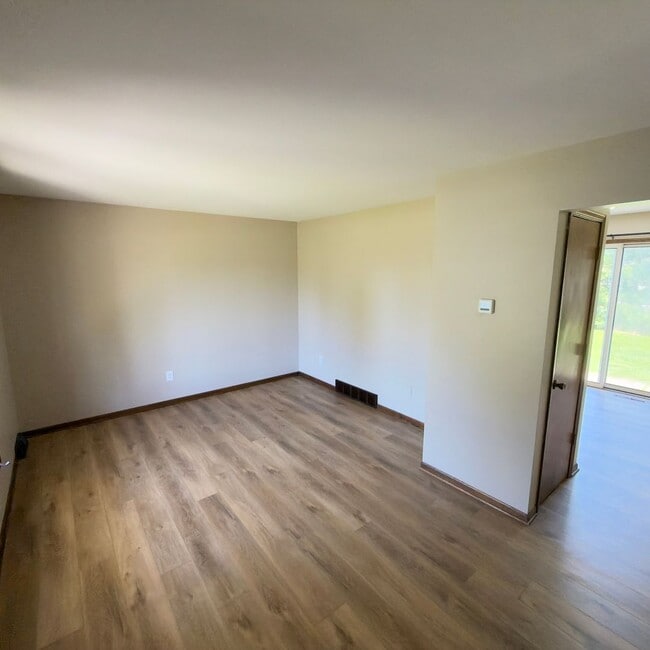 Building Photo - Updated Two Bedroom Duplex in Jenison!