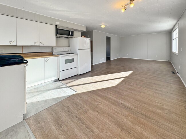 Building Photo - 22609-22609 9 Ave