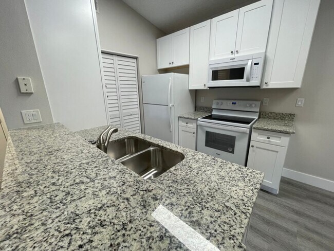 Foto del edificio - ANNUAL RENTAL - OASIS- 1 BED/1BATH
