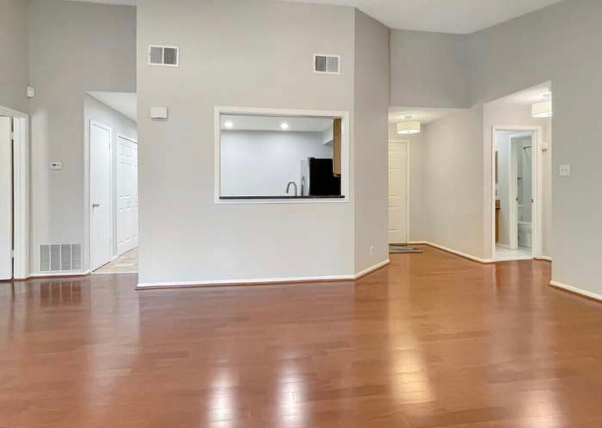 Foto principal - Spacious 2/2 Condominium Ready for move-in