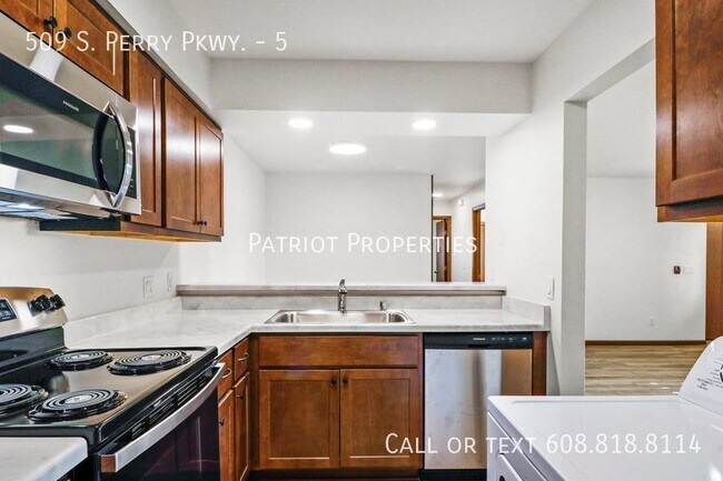 Foto del edificio - 2 bedroom/ 1 bath apartment in Oregon, WI
