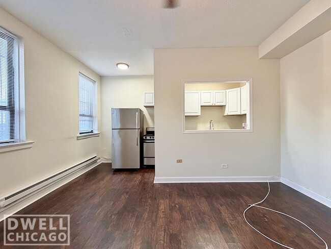 Building Photo - 3350 N Marshfield Ave