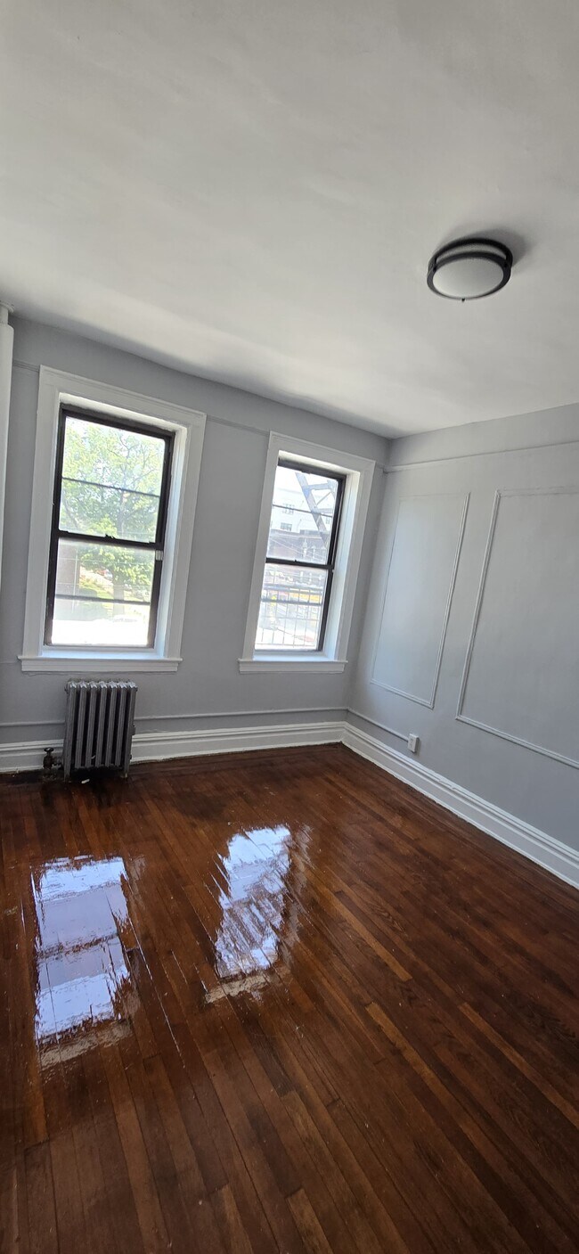 749 Chancellor Ave 304 - 20 Cornell St