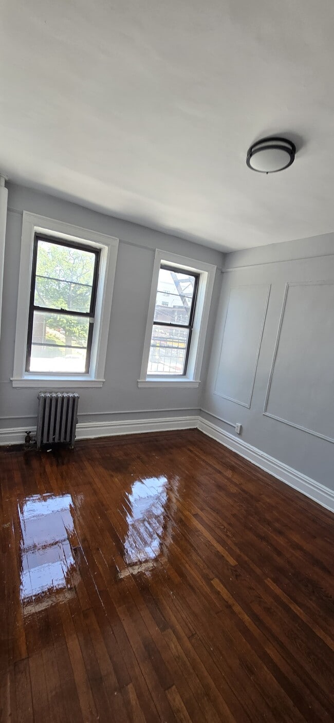 749 Chancellor Ave 304 - 20 Cornell St