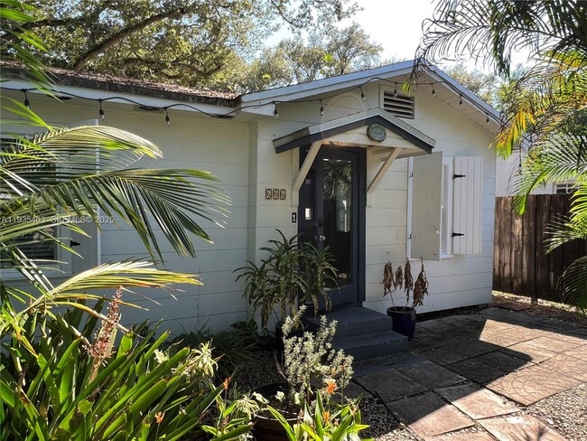 Building Photo - 606 SW 11th St