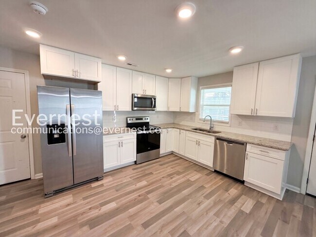 Building Photo - 3 Bed, 2 Bath Home with Carport / Available Now!