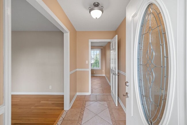 Building Photo - Move-In Special Available! Charming 3-Bedr...