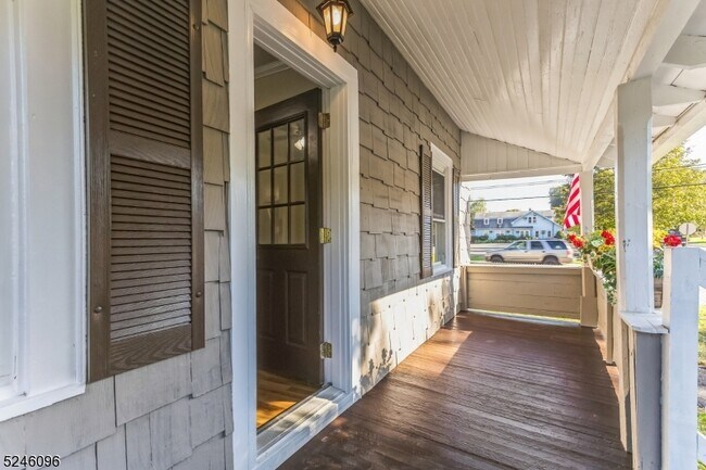 Foto del edificio - 310 Rutherford Ave