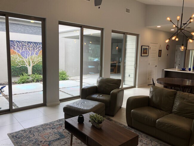 Foto del edificio - 2 br, 1.5 bath Duplex - 6310 Guinevere Drive