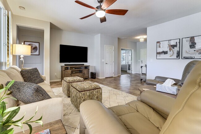 Foto del edificio - 17716 W Cedarwood Ln