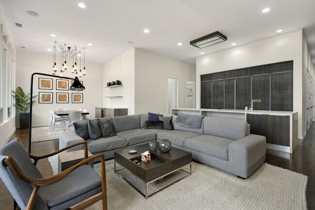 Building Photo - 1809 W Chicago Ave