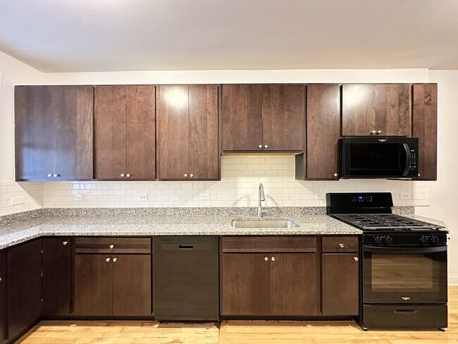 Foto del edificio - 2121 W Irving Park Rd