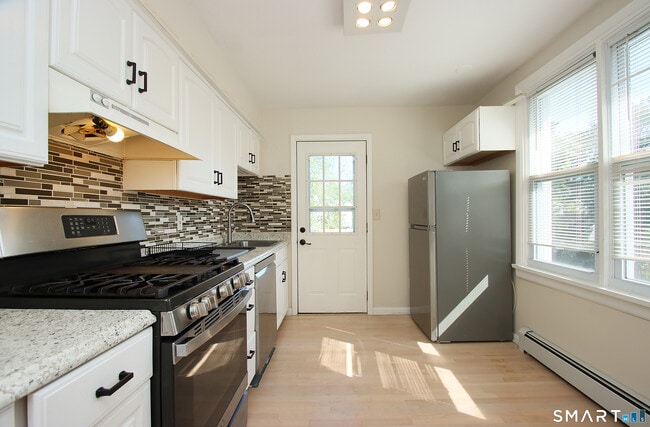 Building Photo - 11 Sable St