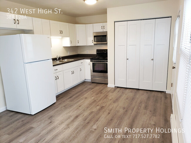 Building Photo - 342 West High St. 3 Bed 1.5 Bath Townhome