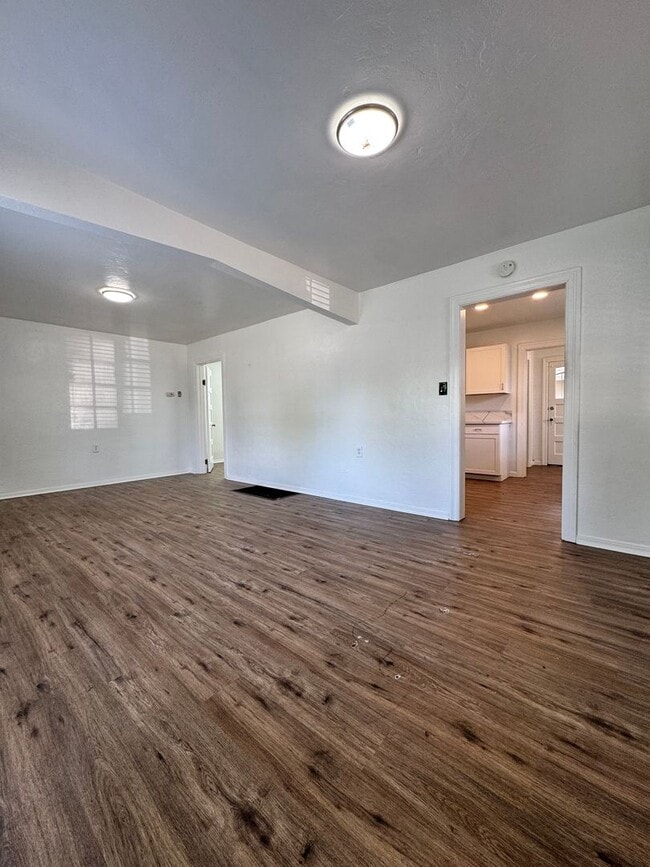 Building Photo - Beautifully updated 1 Bed / 1 Bath Duplex