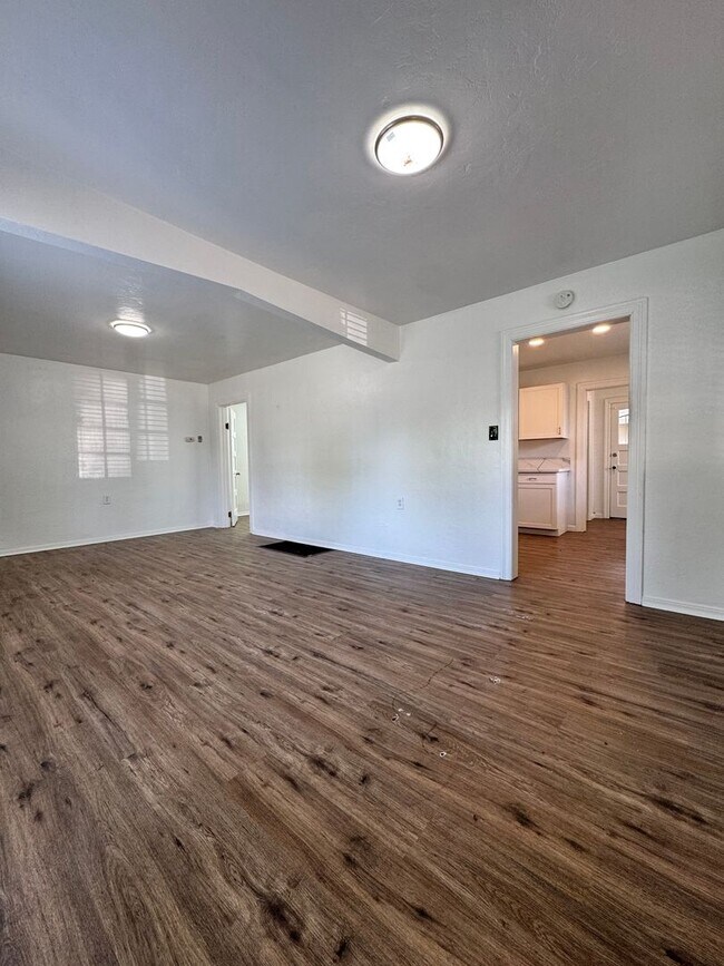 Foto del edificio - Beautifully updated 1 Bed / 1 Bath Duplex