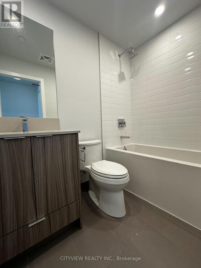 Photo du bâtiment - 430-4430 Square One Dr