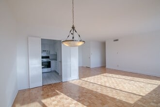 Building Photo - 3555 Chem. de la Côte-des-Neiges