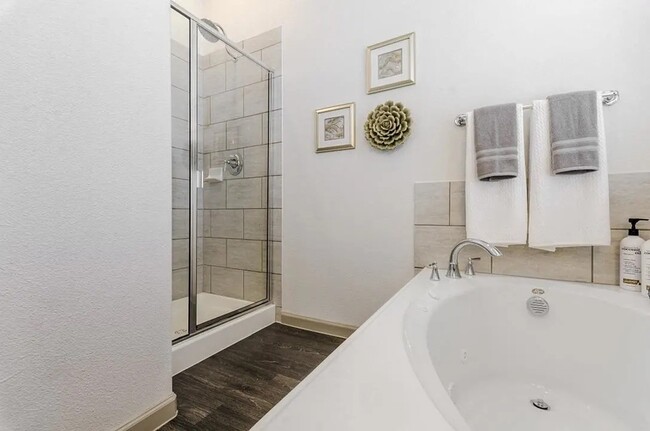 Building Photo - Luxury Apartments for Discerning Individuals