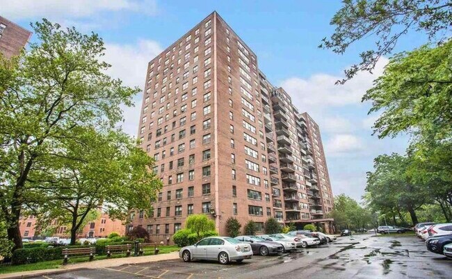 Building Photo - 225 St Pauls Ave