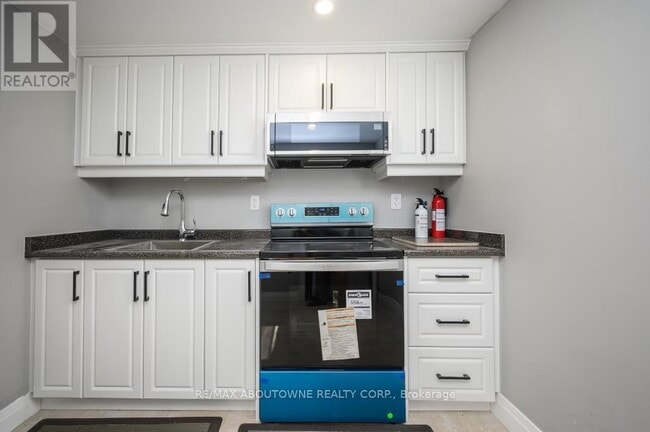 Building Photo - 2444 Woburn Crescent