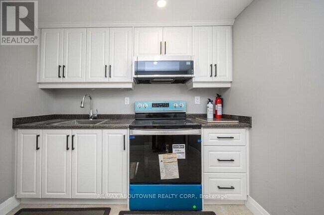 Photo du bâtiment - 2444 Woburn Crescent