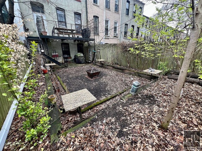 Foto del edificio - 2BR 1BA Garden Level Brownstone w/ Free La...