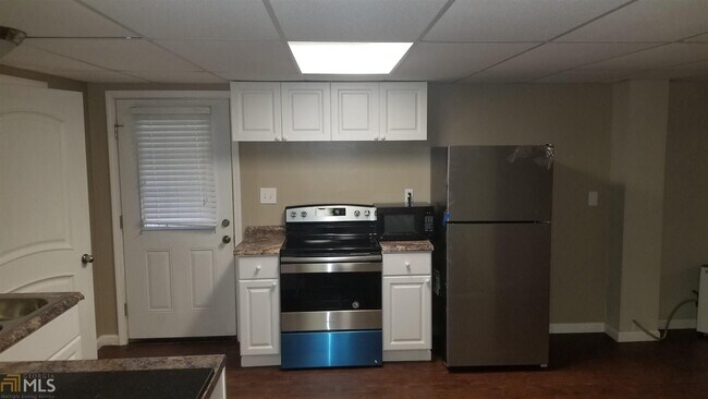 Building Photo - 4002 Colonial Dr SW
