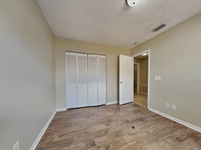 Building Photo - 1317 N Myrtlewood St