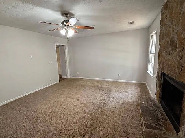 Foto del edificio - Room in House on Willowbrook Dr