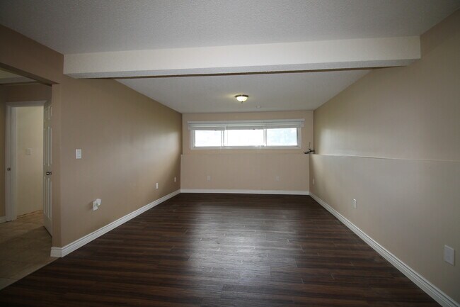 Photo du bâtiment - 4104-4119 19 Ave NW