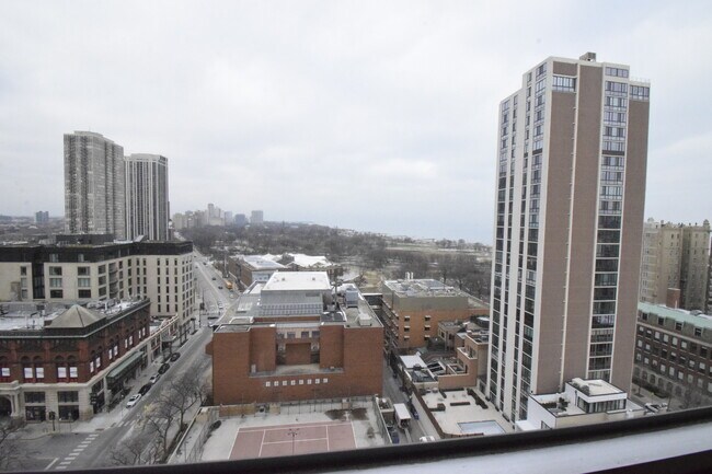 Foto del edificio - 70 W Burton Pl