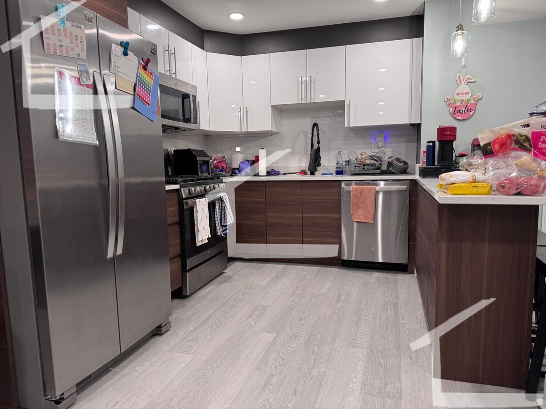 Primary Photo - Spacious Brookline 3BR/2Bath!! Newly Renov...